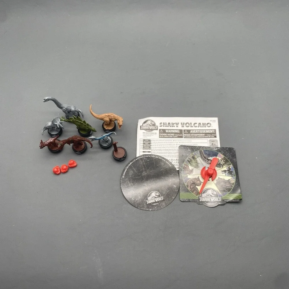 Epoch Games Jurassic World Shaky‎ Volcano Tabletop Game with 7 Dinosaur Figures